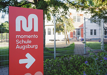lehmbau_aktuelles_momento_schule_370x260.jpg